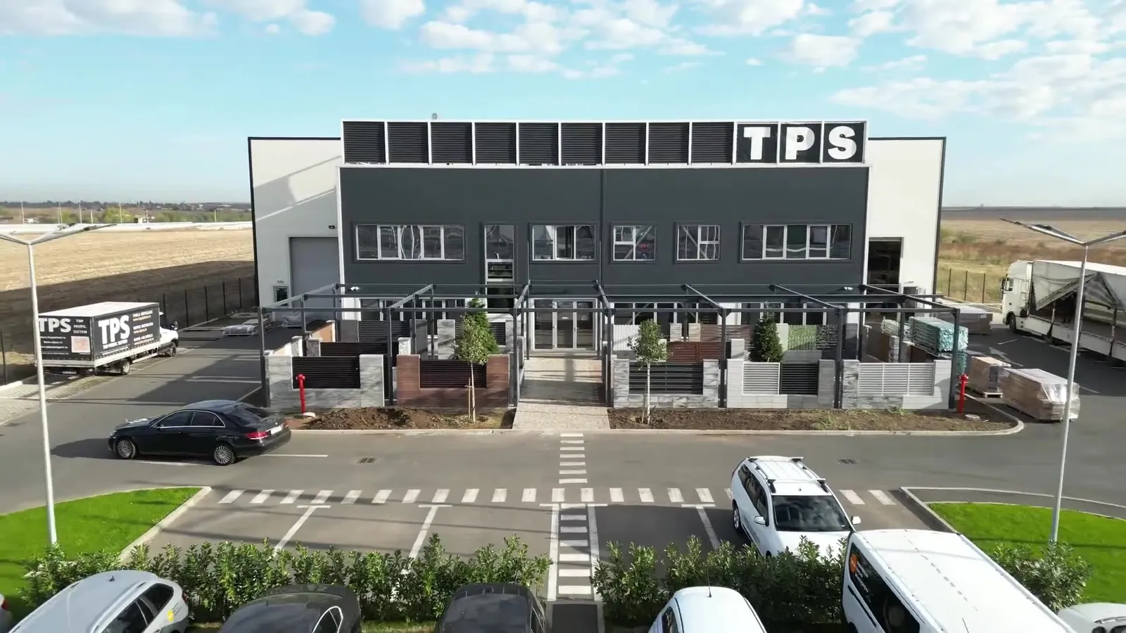 Clădirea fabricii TPS cu showroom-ul la stradă și gardurile expuse în fața intrării