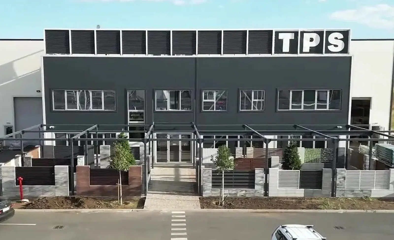 Fabrica TPS de la Popești-Leordeni, cu showroom-ul și gardurile expuse în față